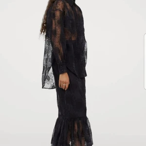 Hm x Sandra Mansour, helt ny skjorta, strl M - Fin skjorta från Hm:s samarbete med Sandra Mansour. Svart, genomskinlig med brodyr. Snygg med fin bralette eller body under. Lätt oversize och lite längre baktill. Inköpt men aldrig fått tillfälle att använda den. Strl M eller 38