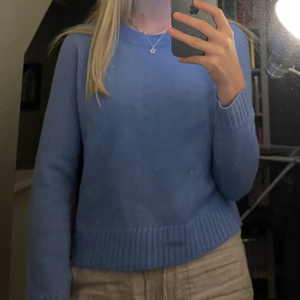 En super snygg blå stickad tröja 💕💕 storlek XS och jag har vanligtvis s/xs och den sitter bra. Stickat.