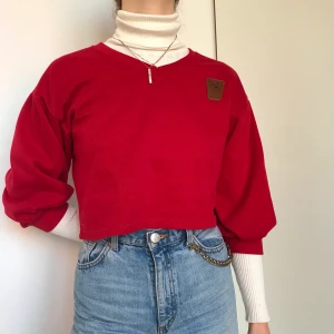 Röd sweatshirt - Super som röd sweatshirt. Köpte den för något år sedan, men har bara använt ett par gånger så den är i bra skick. Köparen står för frakt. Budgivning kan förekomma.