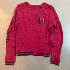  - Tommy Hilfiger barn tröja i storlek M 8-10 år. Jättefin kvalité nästan oanvänd.