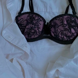 Balconette-bralette - Hur sexig?!?!?😍😎 Bralette med bygel utan vaddering från hm som inte längre säljs i butik🥇 Storlek 75B! Banden går att ta av och sitter då fast med typ gummiband som går runt hela (se sista bilden) säljs pga använder typ aldrig bh överlag. Är man inte skit bekväm med en genomskinlig bh är den här perfekt!  (Betalningen sker via swish, köparen står för frakten)
