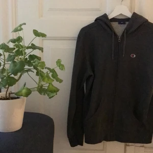 Champion hoodie  - Grå champion hoodie med dragkedja snygg till träning, linnen sommar vinter aa allt🤗 storlek s men funkar på M oxå är själv m och den sitter super fint. Bra kvalite och original pris va 300 - 400. Skriv privat till mig för frågor och mer bilder skriv i kommentarerna om budgivning uppstår 