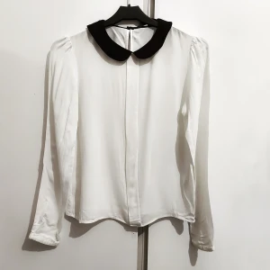 Vit topp med svart krage 🖤 - Vit topp med krage 🖤 En sjukt fin vit långärmad topp med svart krage 😍  Säljs bara för att tyvärr lite för liten för mig ☹ Storlek S men liten i storleken, mer som en xs 60kr