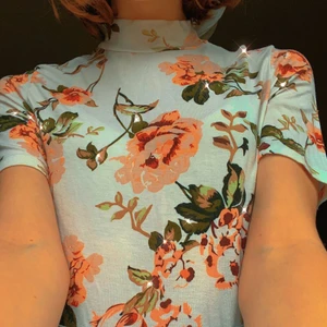 jättesöt blommig tröja 🌸💖🤍 - en superfin tröja köpt på newyorker. kontakta mig och buda!! kika gärna in på min profil för liknande! köpare står för frakt. 💗