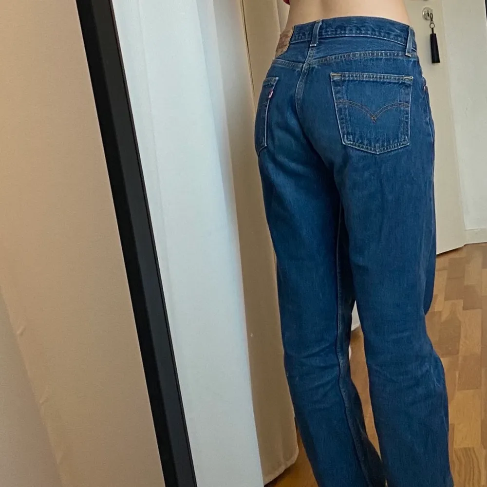 Vintage Levis 501 jeans. Passar bra på mig som är waist 26-27 och 165 cm. Storlek som står W: 30 L: 34💙 (vintage levis är små i storleken!). Jeans & Byxor.