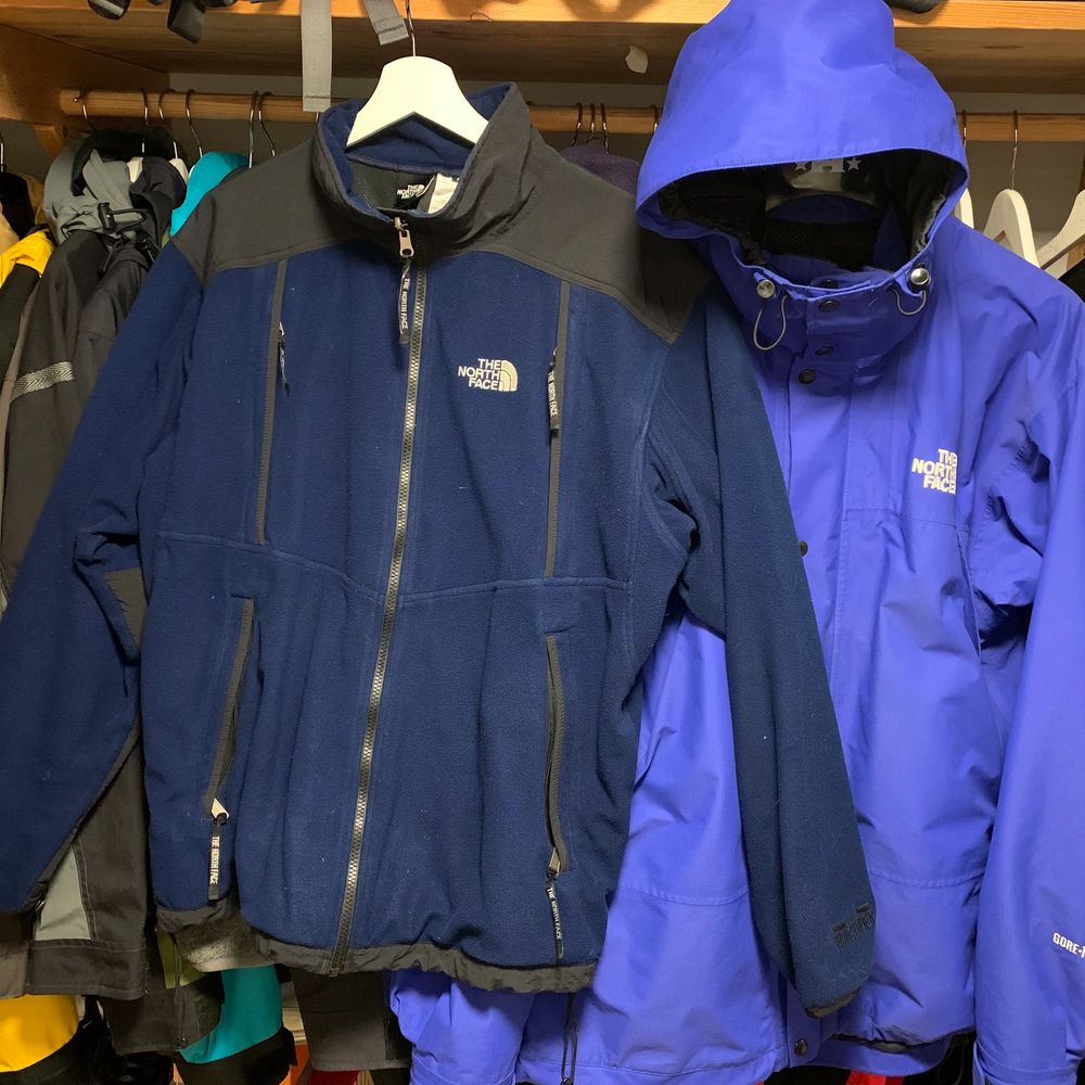Topp använt skick på båda plagg. Båda jackan och fleecen storlek LARGE. Goretex Mountain Peak jacka och tillhörande windstopper fleece. Fleecen går att zip-in i jackan (3-in-1 jacka). Inga hål eller skavanker på varken jacka eller fleece. . Jackor.
