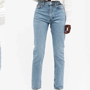 Monki jeans - Säljer mina älskade monki jeans som tyvärr har blivit försmå:( har använt dessa en del men är fortfarande i fint skick. Frakt på 79 kr tillkommer