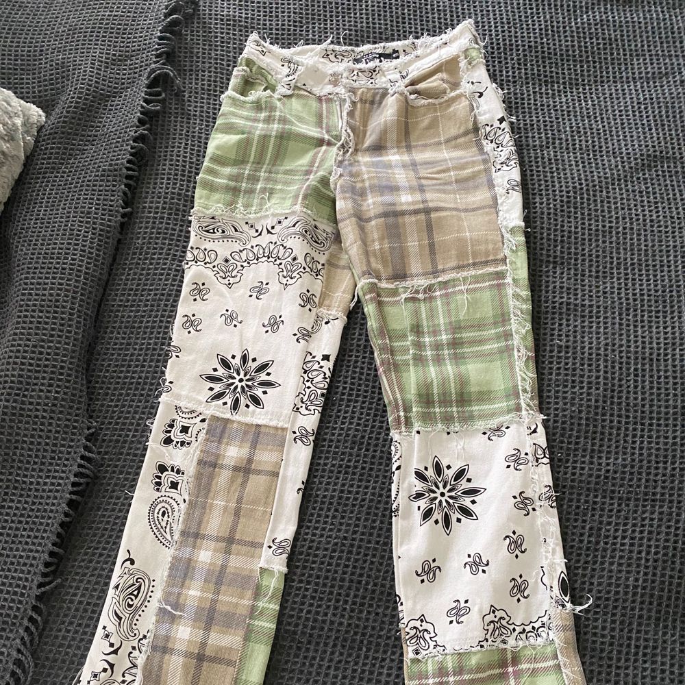 asballa patchwork jeans ifrån jaded london! endast använda en gång. sååå snygga och blivit slutsålda flera gånger på deras hemsida! orginalpris: 700kr + frakt, moms och tull. köparn står för frakt (64kr) 💚 budgivning om fler är intresserade . Jeans & Byxor.