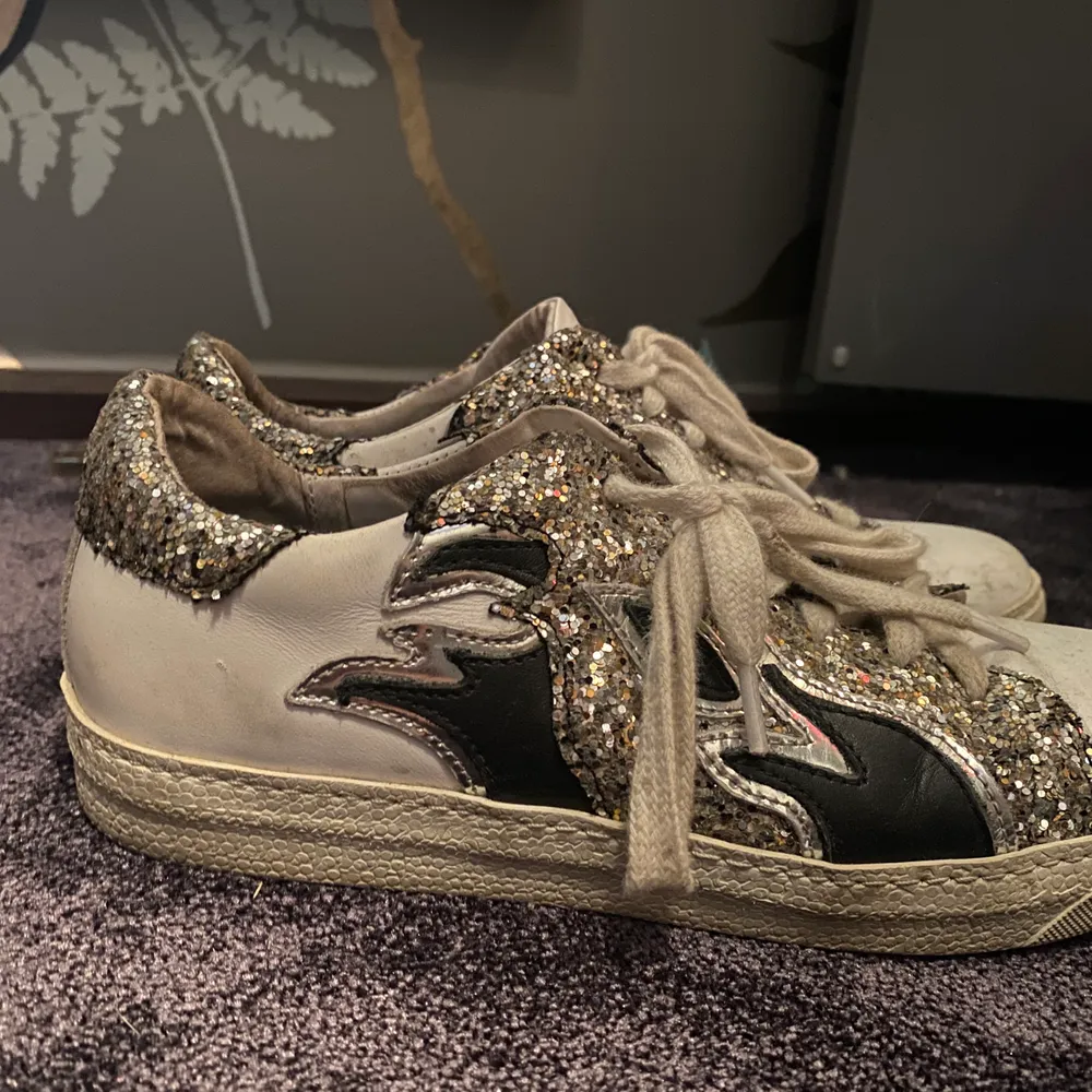 Säljer dessa super coola sneakers från custommade!! Använda några gånger så slitningar finns . Köpte dem för 1800kr men säljer nu för 550💓💓 . Skor.