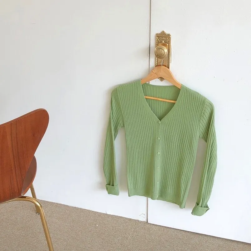 Jättefin grön tröja med knappar! Använd enstaka gånger men i jättebra skick💚 Köparen står för frakten, kan även mötas upp i Lund!. Toppar.