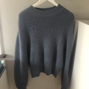 Superfin stickad tröja från NA-KD - Blå stickad tröja från NA-KD. Använd få gånger med eftersom den är stickad har den börjat ”noppra” sig lite, annars bra skick. 
