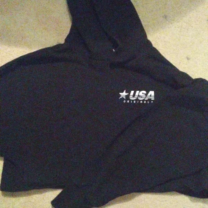 En svart magtröja - En svart magtröja som jag vill sälja på grund av att jag inte använder den 