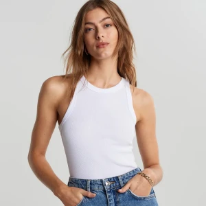 Linne - Säljer detta super fina linne köpt på gina tricot för lite mer än en månad sen, oanvänt och prislappen sitter fortfarande kvar. Men hann inte lämna tillbaka därför jag har kvar det💘💘 kontakta för mer info och bilder