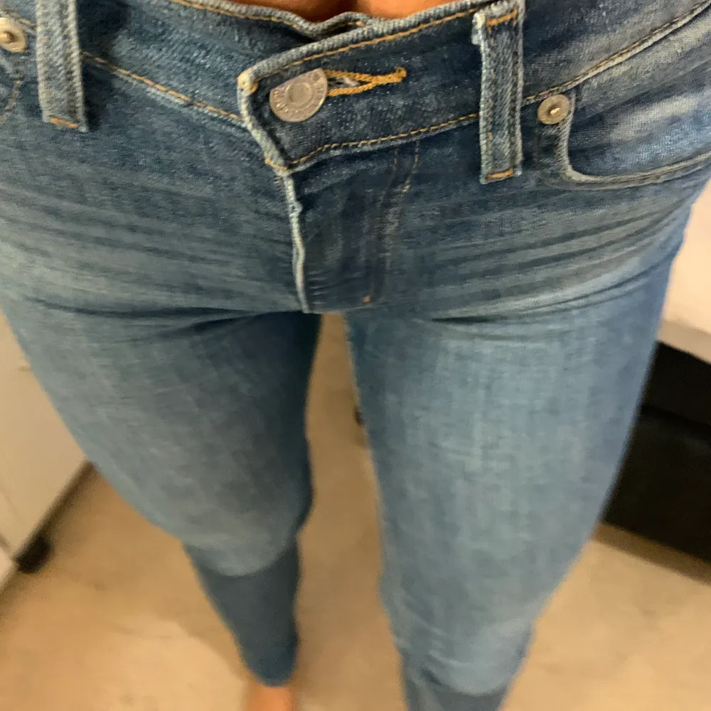 Levi's jeans, i modellen mile high super skinny. Storlek 26, i stretchigt material som passar mig som har storlek 27. Fint skick. . Jeans & Byxor.