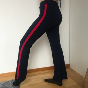 Gina bootcut byxor - Fina bootcut byxor från Gina. Det står storlek M på dem men de passar mig som har XS/S men passar nog M också eftersom de är strechiga. Köparen står för frakt