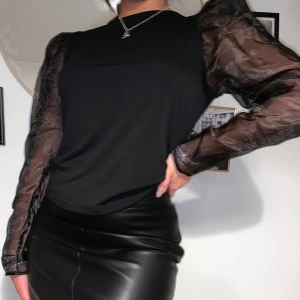 Festlig topp - Denna toppen är från ginatricot. Aldrig använt💜