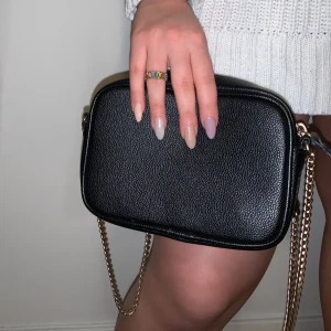 Väska - Svart väska, aldrig använd🖤frakt tillkommer