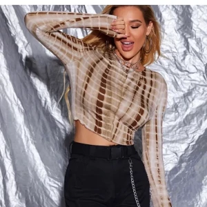 Långärmad tröja - (Ej mina bilder), Säljer denna tröja från shein då den fått för lite användning. Använt en eller två gånger och är därmed i nyskick! Möts upp i stockholm, annars står köpare för frakt💕 Strl S men väldigt stretchigt material så skulle passa större storlekar också!                                       -kommit många förfrågningar, därför blir det budgivning i kommentarsfältet🌼 (snabb affär 175kr)