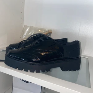 Lackade loafers - Storlek 37. Aldrig använda. Från hm 