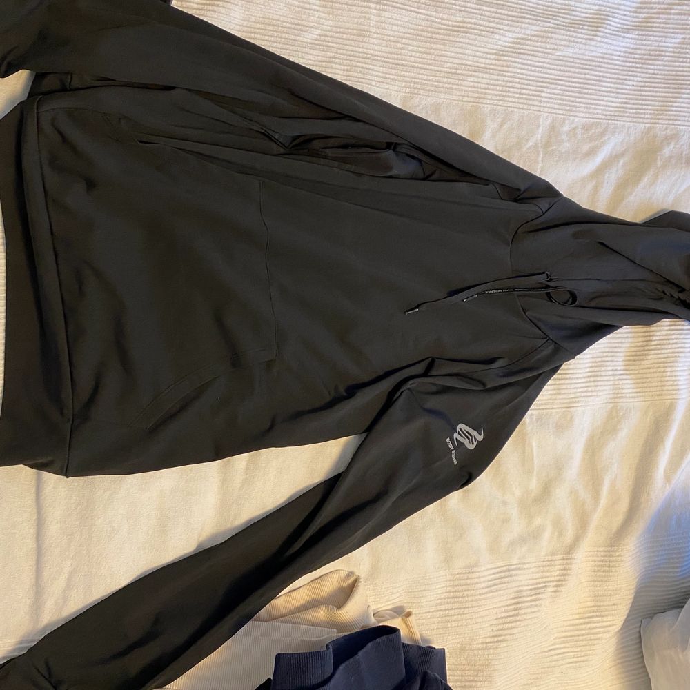 Tränings tröja/Hoodie ifrån Body Science köpt ifrån ICANIWILL. Aldrig använd utan endast provad, i storlek M men väldigt tight så som träningskläder kan vara. Otroligt fin och kön men inte kommit till användning tyvärr. Säljer för 70 kr + frakt eller högst budande + frakt☺️. Huvtröjor & Träningströjor.