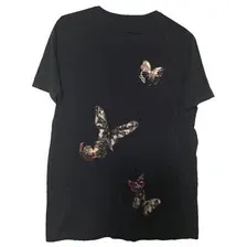 Vintage Valentino t-shirt med broderade fjärilar på framsidan. Sjukt snygg och i bra material. Storlek S. T-shirts.
