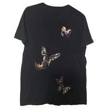 Vintage Valentino t-shirt med broderade fjärilar på framsidan. Sjukt snygg och i bra material. Storlek S