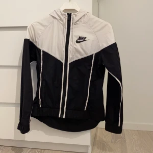 Vindjacka Nike - Superfin jacka från Nike som använts ett fåtal gånger, den är i ett fint skick! Passar perfekt till träning utomhus eller vardagen😊 (många intresserade så BUDA!!)