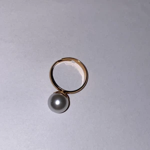 Guldig pärl ring - Ring med en stor pärla på topp, aldrig använd 
