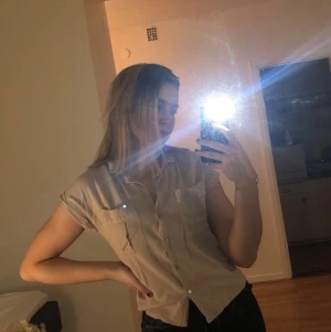 Skjota  - T-shirt skjorta från Gina tricot. Storlek 34, dock liten i storleken. 30kr + frakt. Priser kan sänkas vid köp av fler plagg 