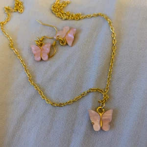 FJÄRILAR  - Nu finns de fjärils örhängen och halsband 🥰allt är nickelfrit. Köparen står för frakt                    Örhängen-50kr + frakt.                 Halsband-60kr+ frakt 