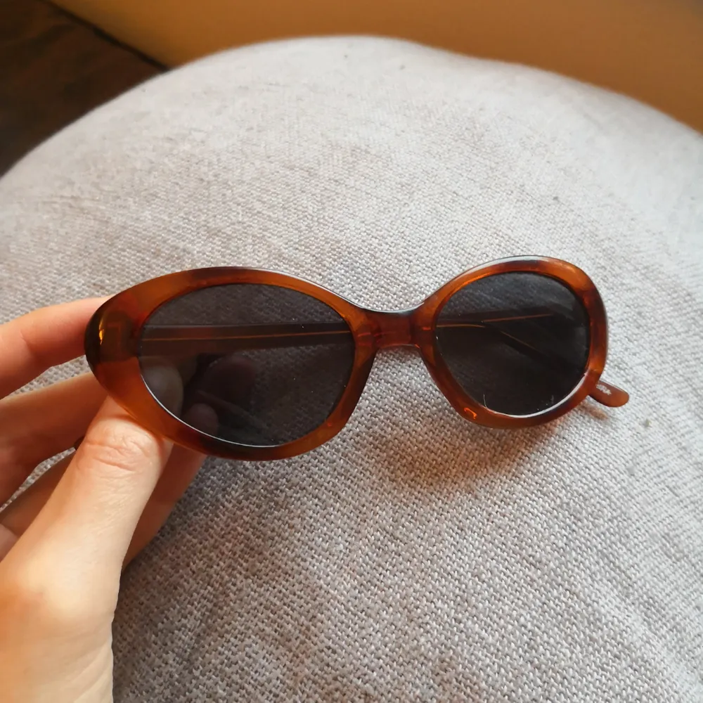 bruna cateye solglasögon från 80-90 tal, fint skick, aldrig använda av mig! . Accessoarer.
