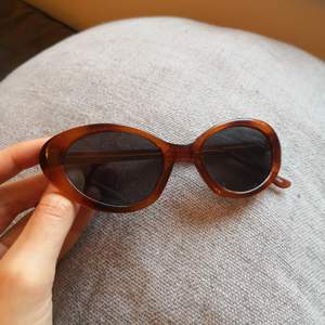 bruna cateye solglasögon från 80-90 tal, fint skick, aldrig använda av mig! 