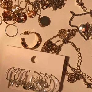  - 2 par silvriga örhängen, men hänge! De men hjärta och ”mynt” är till salu :) Aldrig använda, helt nya. Supersnygga och det blir knappt ngn frakt på d! 40kr/paret, köpköpköööööp🤩