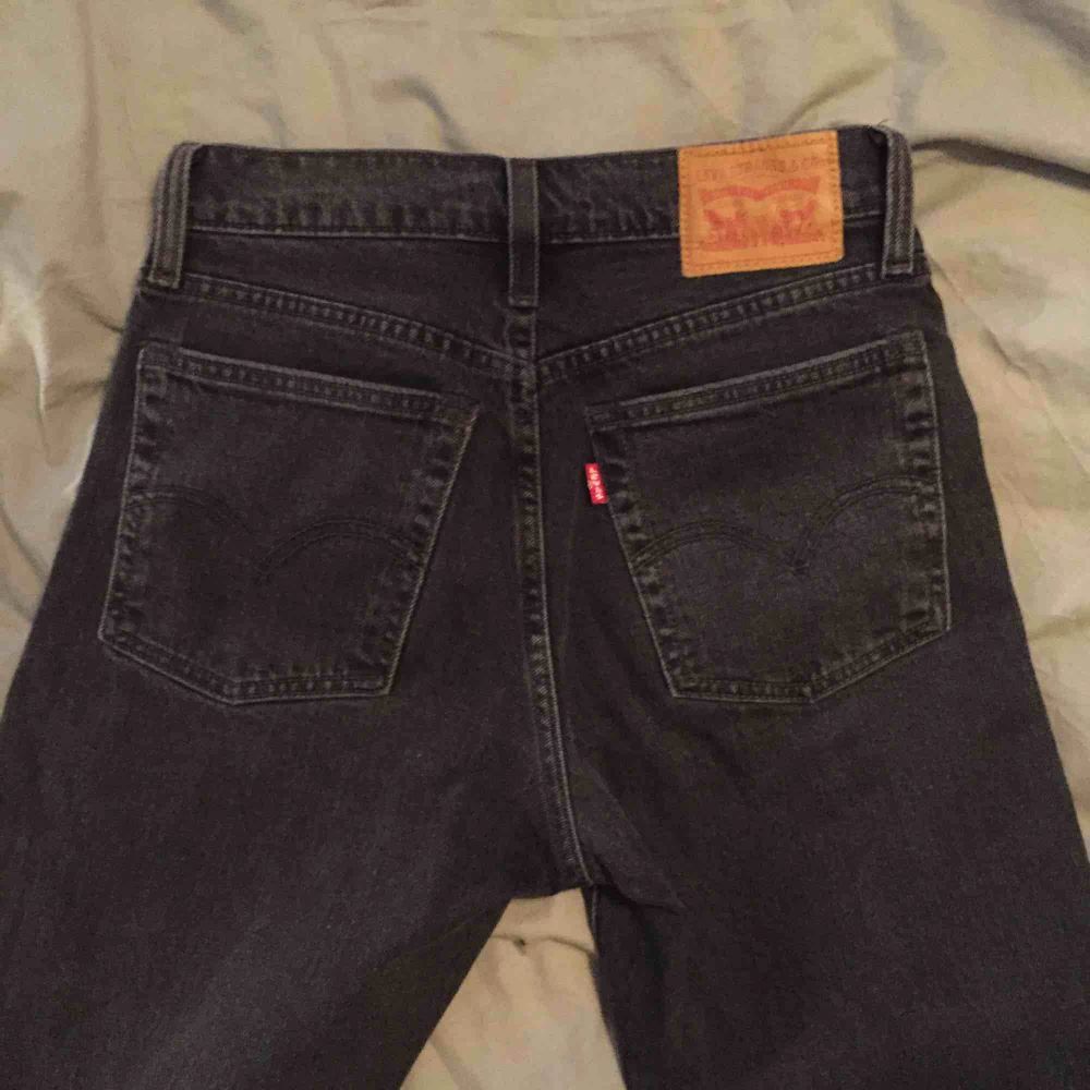 Riktigt snygga jeans från Levi’s, Wedgie Straight! Knappt använda så i riktigt fint skick! Storlek 26. Frakt ingår i priset! ⭐️. Jeans & Byxor.
