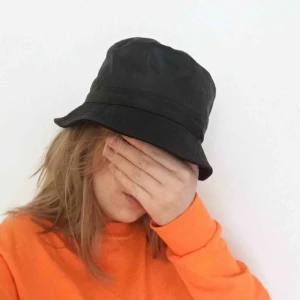  - Matt men glansigt material, typ pvc. Insida av fleece