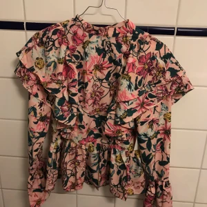  - Säljer min helt nya blus från Gina tricot i storlek 34. Aldrig använd, prislapp kvar. Kan mötas i malmö eller frakta. Köparen betalar för frakt ✨