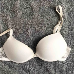  - Frakten inräknat i priset! T short bh från HM, använd ett fåtal gånger. Skicka meddelande vid frågor eller mer bilder💗