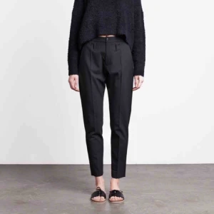  - Mörkblå kostymbyxor från HOPE Sthlm i modell ”Law”, Storlek: 34 (känns mer som 36) Använda en gång, fint skick! Nypris 1500kr, mitt pris  600kr inklusive frakt✨  Byxorna är uppsprättade och behövs ev läggas upp till önskad längd!