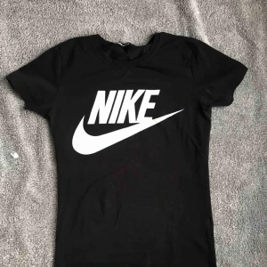  - Frakt inräknat i priset! T-shirt från Nike använd en del då trycket har ”spruckit” lite. Skicka meddelande vid fler bilder eller frågor💗