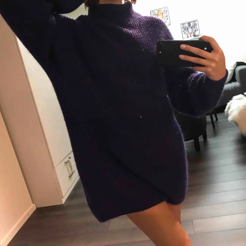En snygg lila-blå polo oversized tröja som även kan användas som en klänning. Skitmysig och säljer den för att det inte är min stil längre:/ . Stickat.