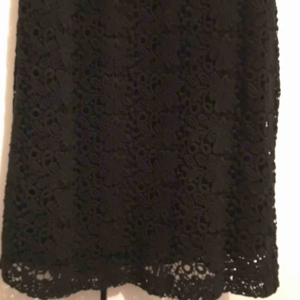 En svart Wera Stockholm klänning är fin skick och ny. Jag använde en gång i somras och nu går jag ner vikt så jag säljer den till användning . Klänningar.
