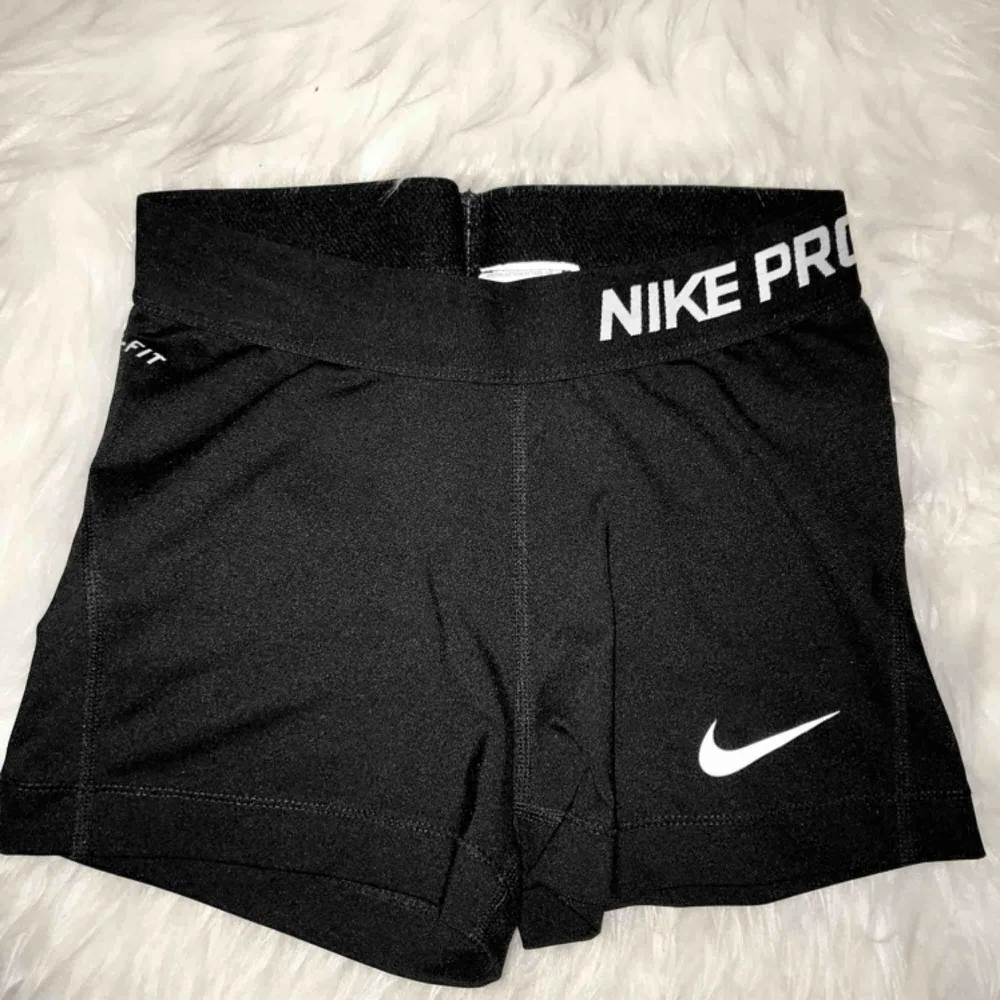 Nike pro shorts i storlek XS, knappt använda!. Shorts.