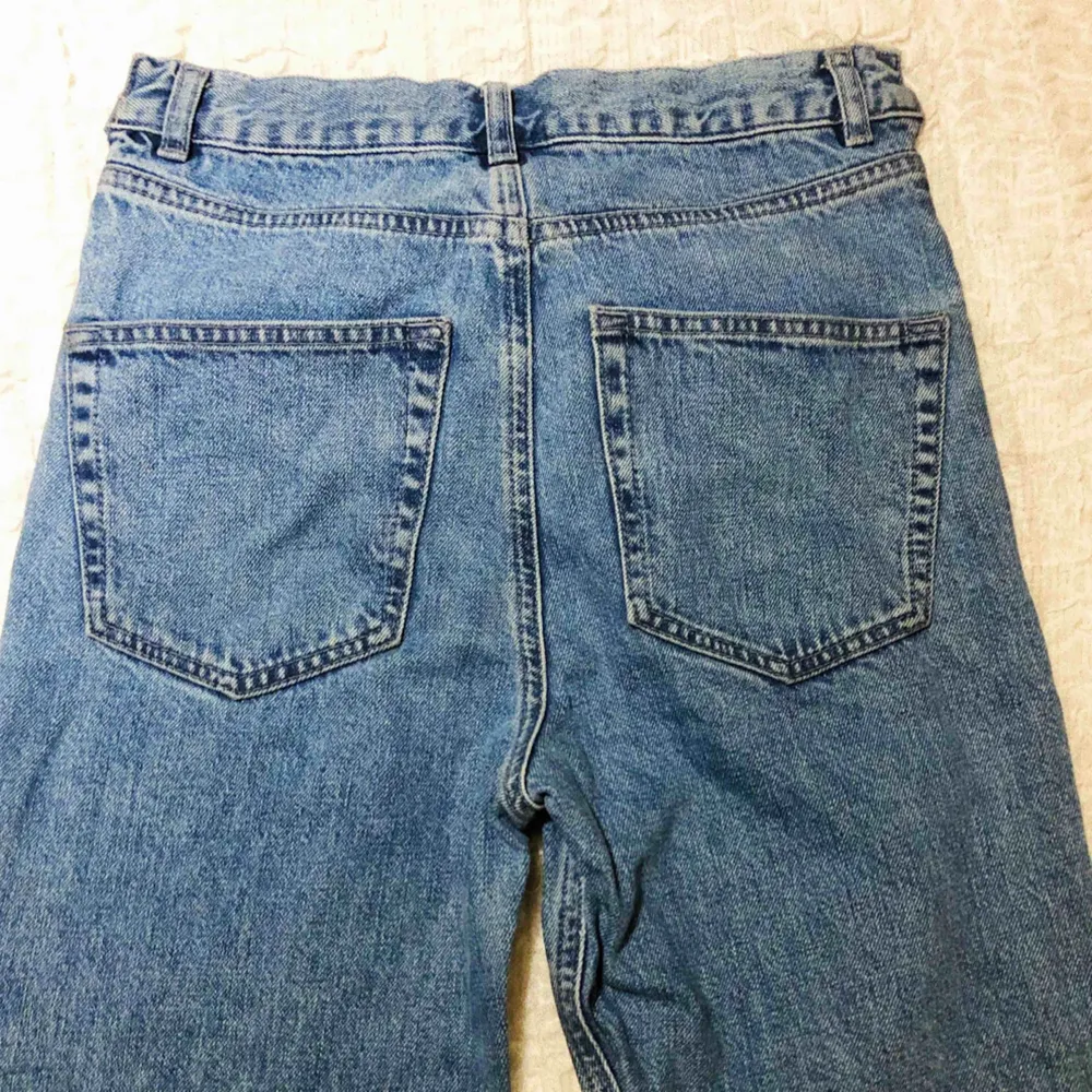 Mom jeans från asos, använd en gång. Frakt ingår.. Jeans & Byxor.