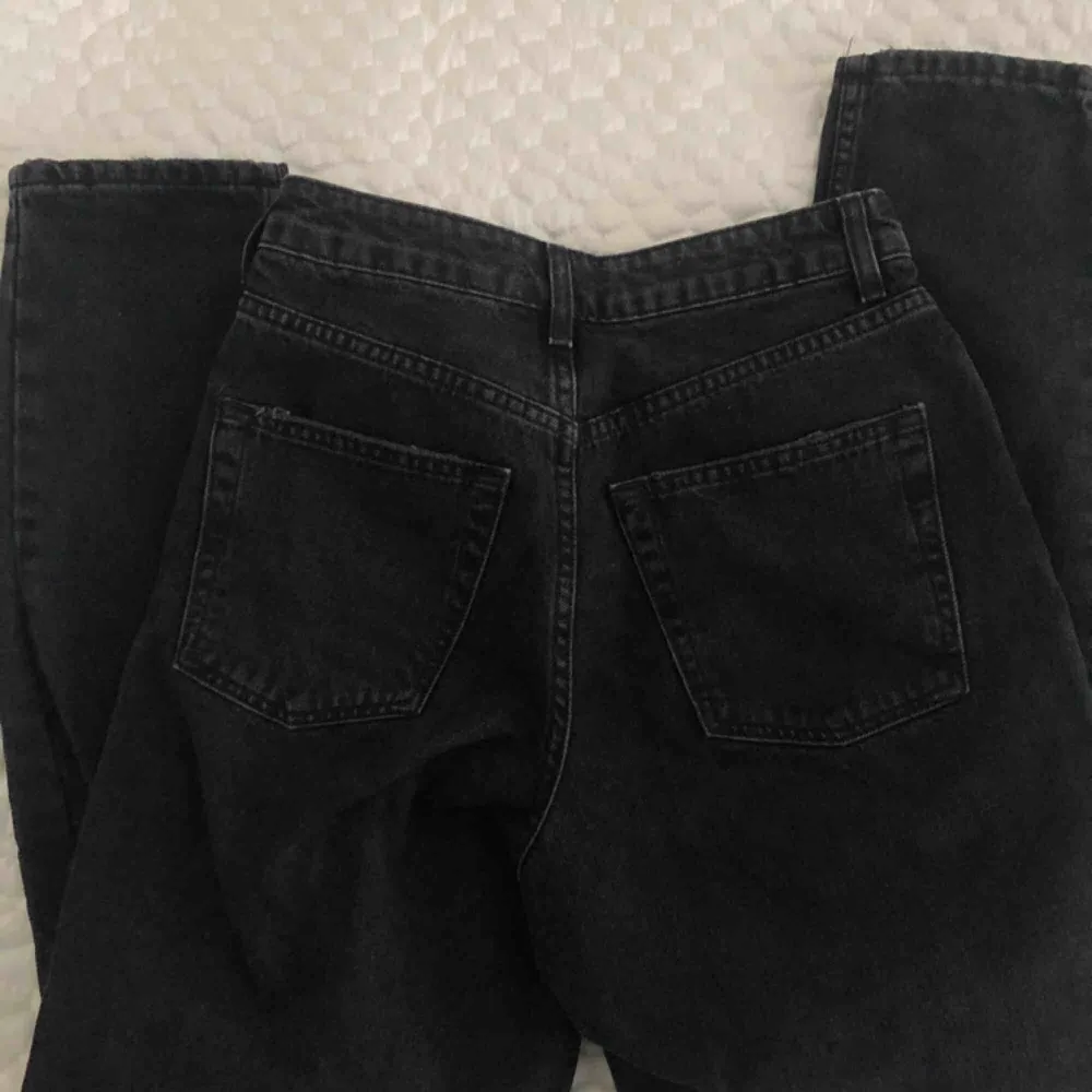 Momjeans från Topshop i washed svart. W26 och L32. Aldrig använda, pris inklusive frakt 💫. Jeans & Byxor.