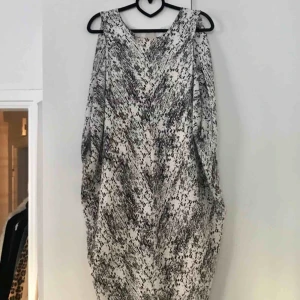  - Svartvit cocktailklänning, knälång.  Finns att hämta i Uppsala. Kan även posta, säljaren betalar då frakt