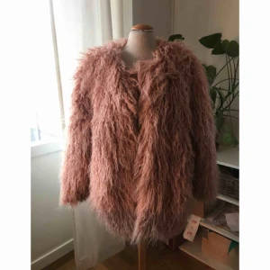  - Pälsjacka från hm i stl L, sitter lite oversize på mig som är en S så skulle säga att den passar allt ifrån en XS till en L. Fint skick! Kan hämtas i Stockholm eller skickas med postnord.