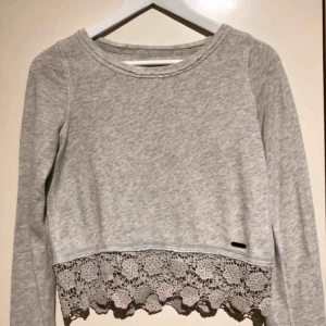  - Otroligt mjuk och skön tröja med spetsdetaljer   Köparen står för eventuell frakt 📯