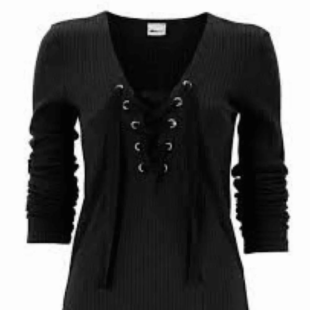 Sparsamt använda tröjor från ginatricot!  Säljer en svart o en grå, 30kr/st Bilder lånade! :) 💜. Stickat.