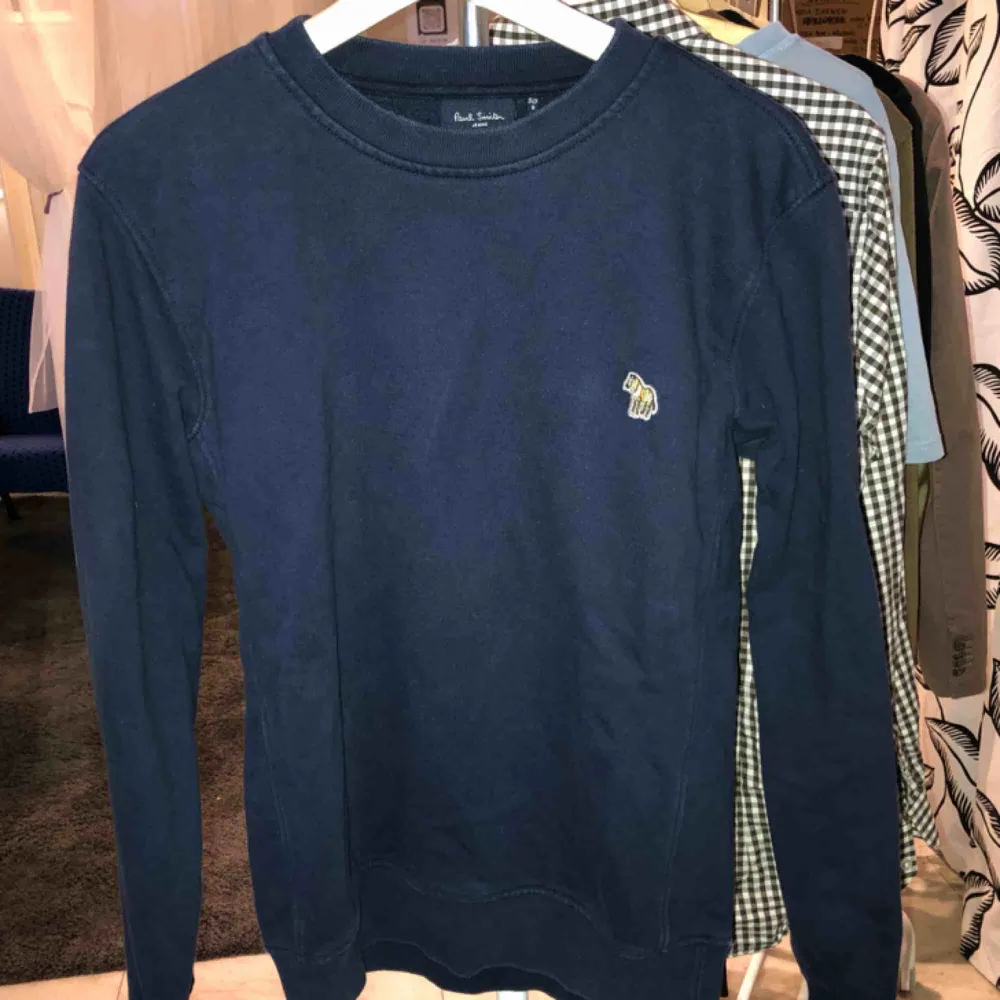 En marinblå Paul Smith crewneck. Okej skick. Köparen står för eventuell frakt (50kr), annars kan jag mötas upp i Helsingborgsområdet.. Hoodies.