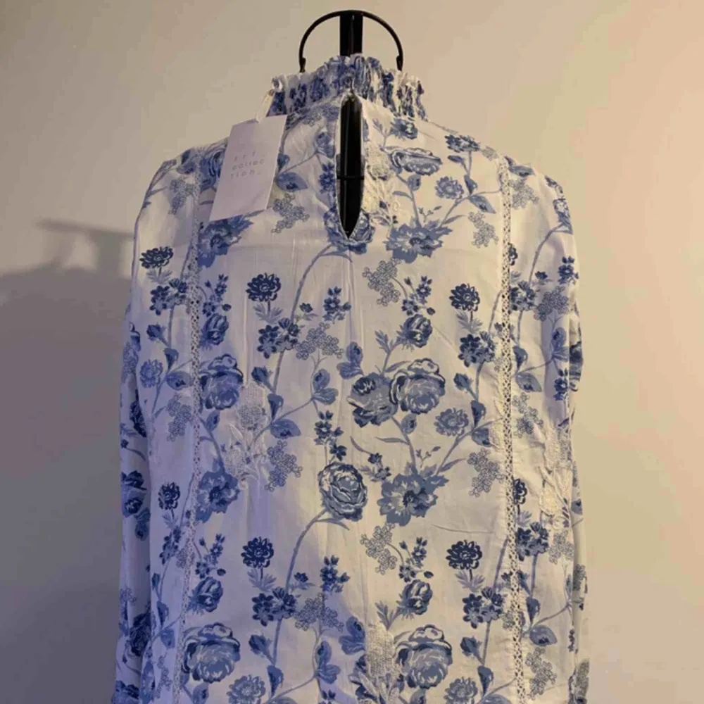 NEW Beautiful floral blouse with embroidery Size S NEW, with tags . Blusar.
